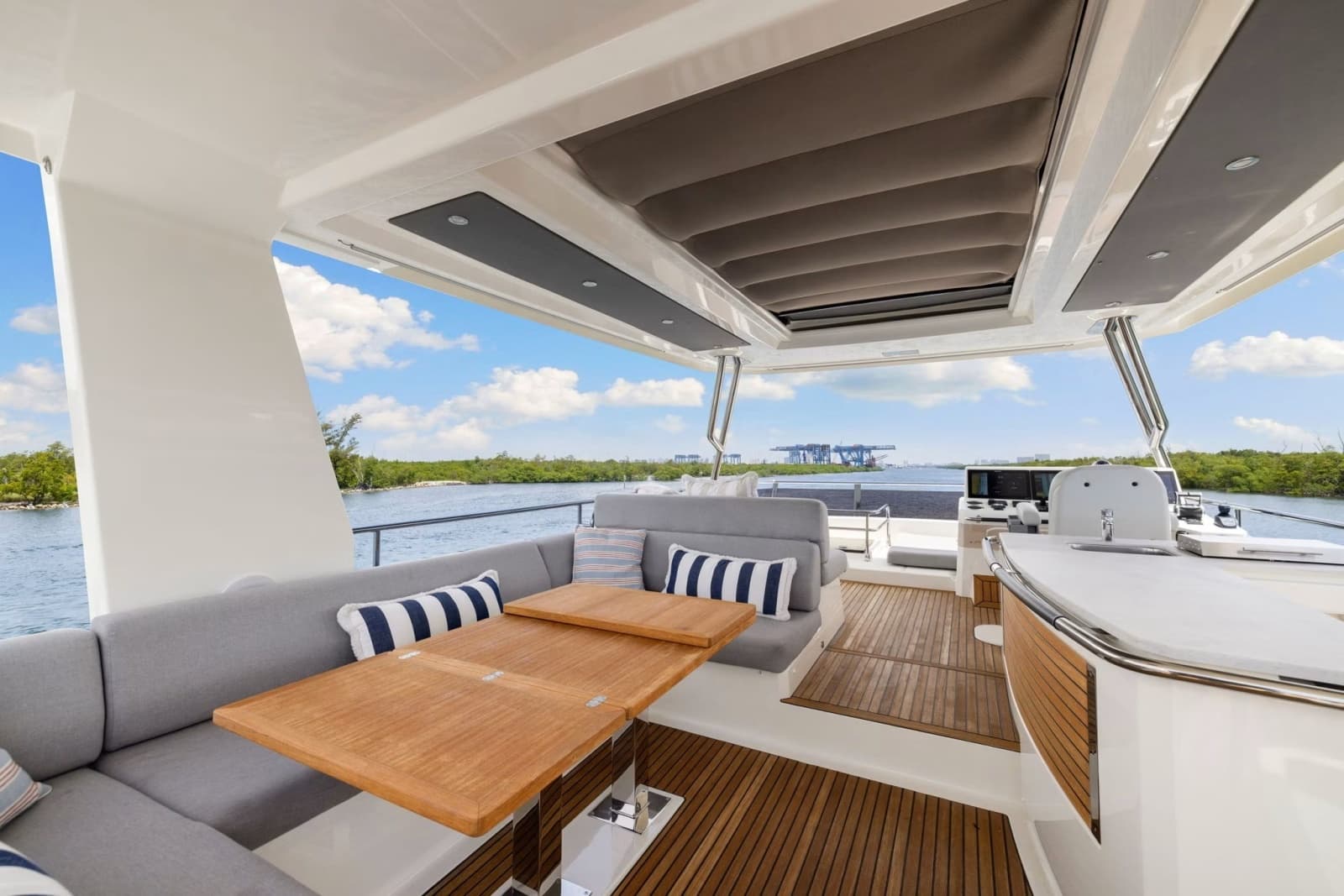 2022 Beneteau Grand Trawler 62 - Photo 11