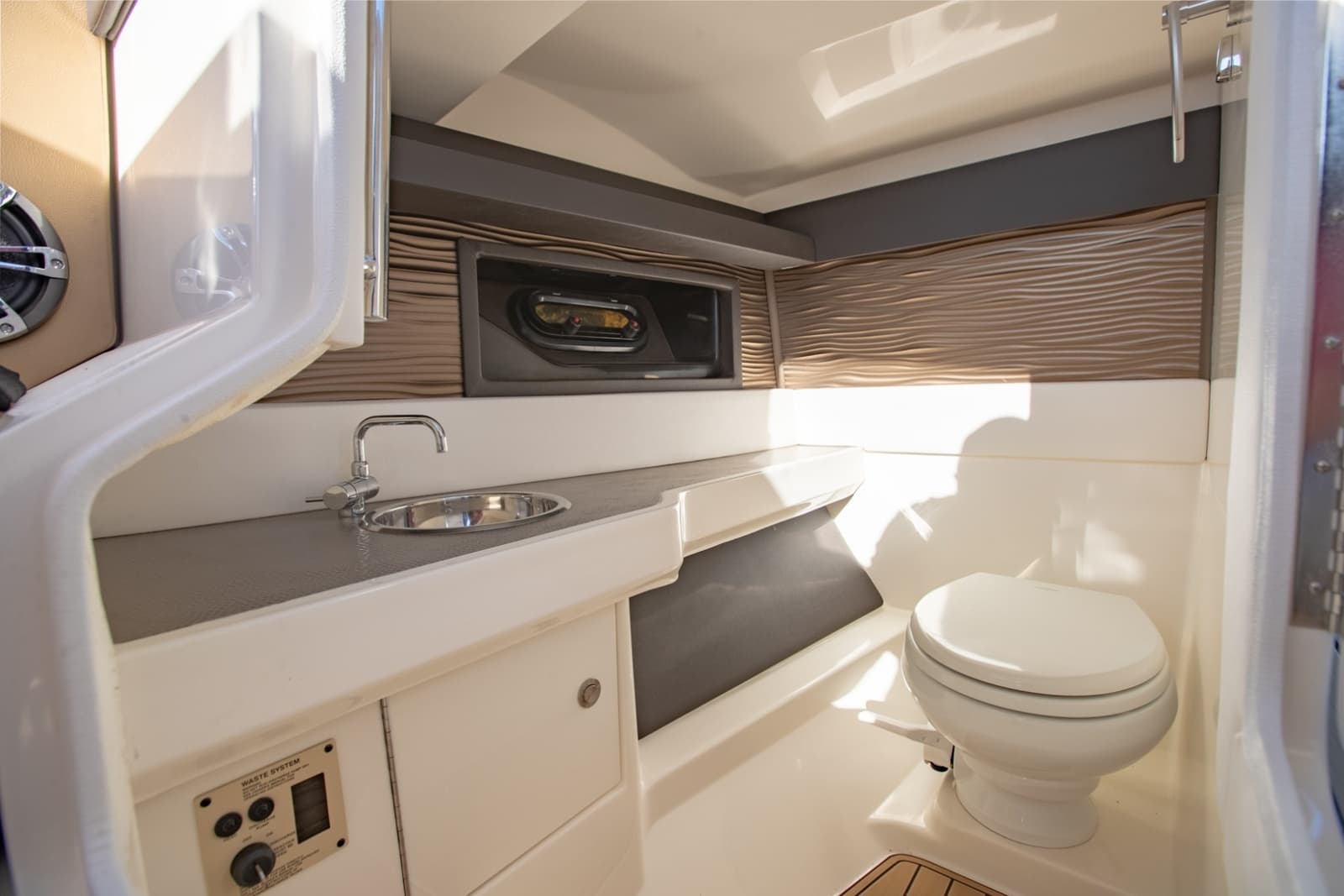 2021 Sea Ray 310 SLX Outboard - Photo 18
