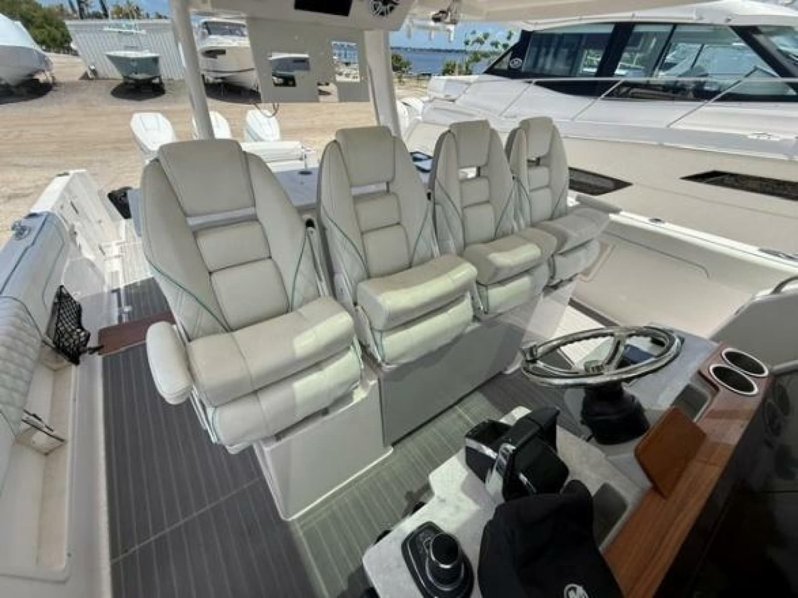 2024 Regal 38 SAV - Photo 8