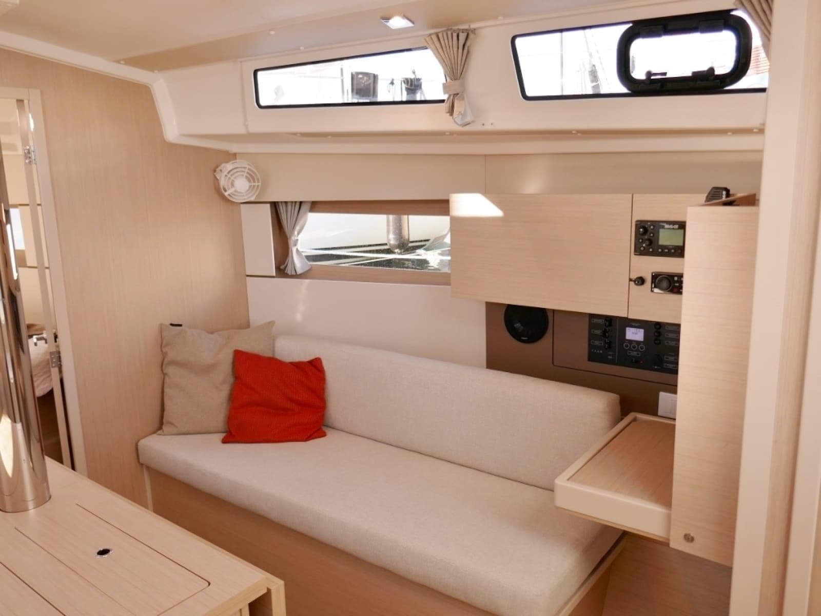 2018 Beneteau Oceanis 38.1 - Photo 5