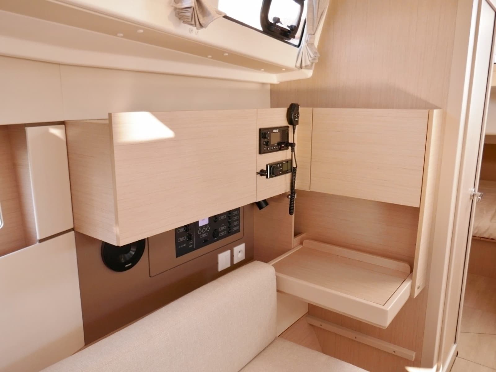 2018 Beneteau Oceanis 38.1 - Photo 8
