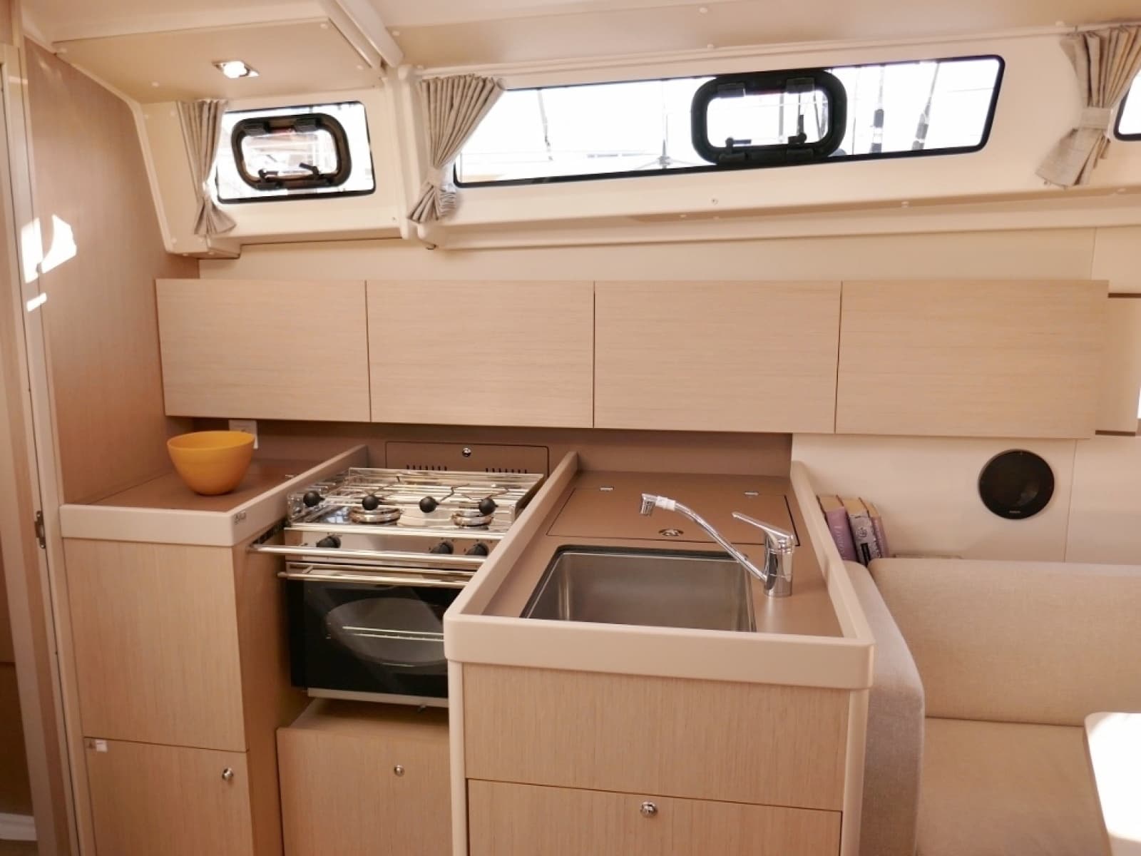 2018 Beneteau Oceanis 38.1 - Photo 9