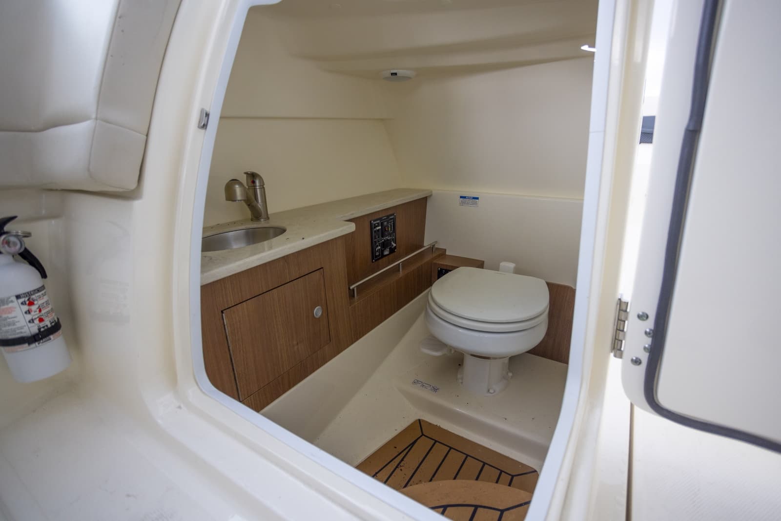 2019 Boston Whaler 270 Vantage - Photo 24