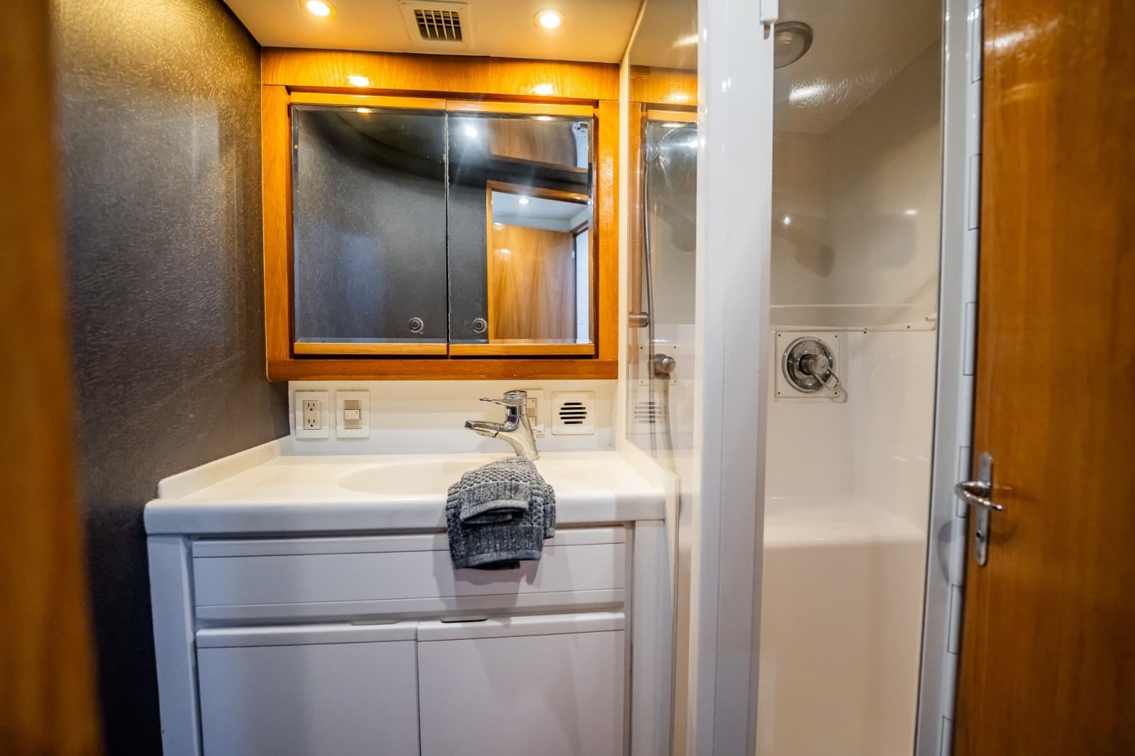 1998 Bertram 54 Convertible - Photo 35