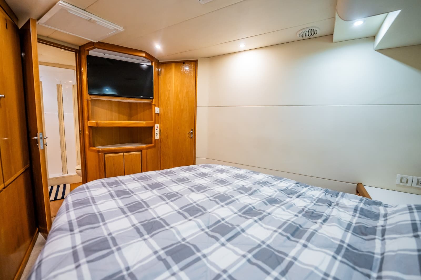 1998 Bertram 54 Convertible - Photo 28