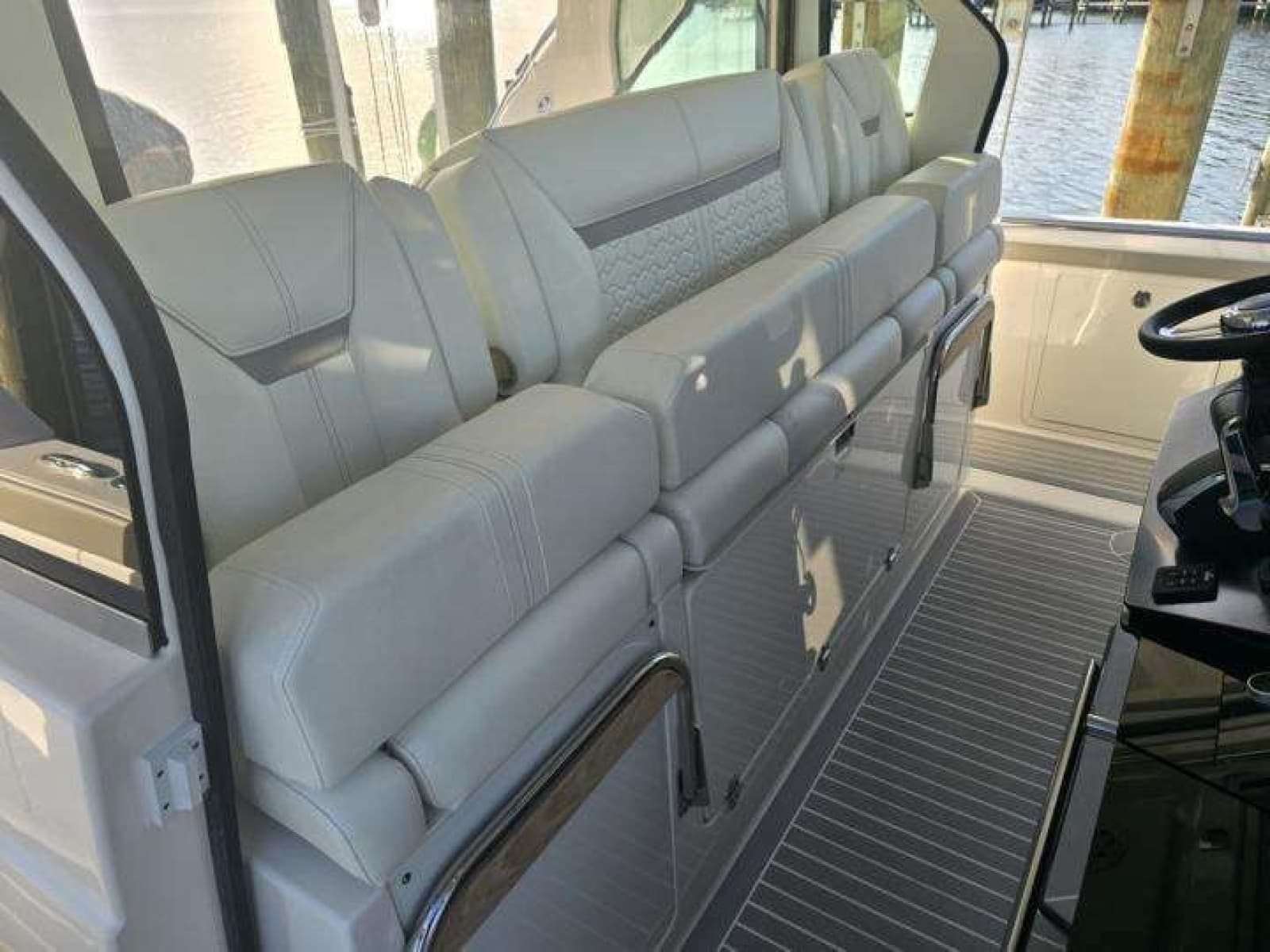 2022 Tiara Yachts 48 LS - Photo 2