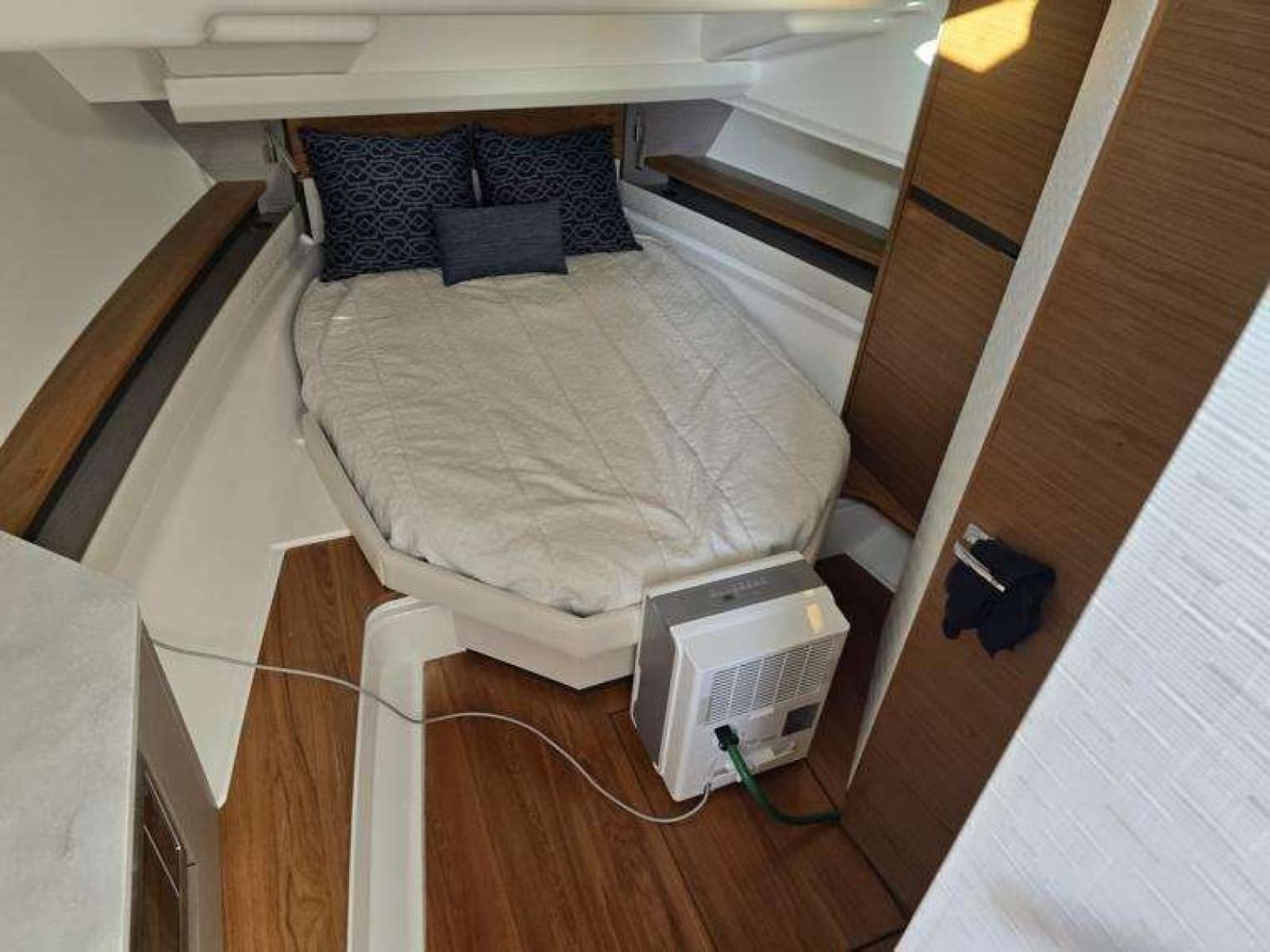 2022 Tiara Yachts 48 LS - Photo 5