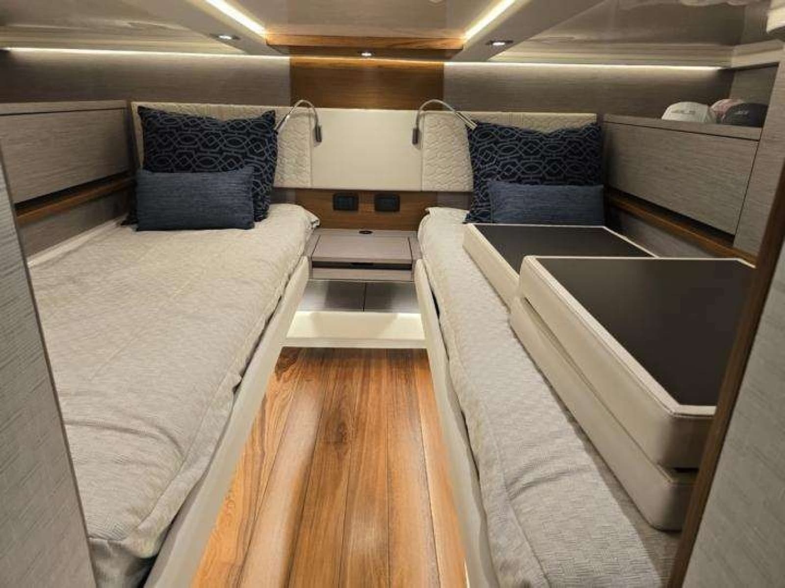 2022 Tiara Yachts 48 LS - Photo 6