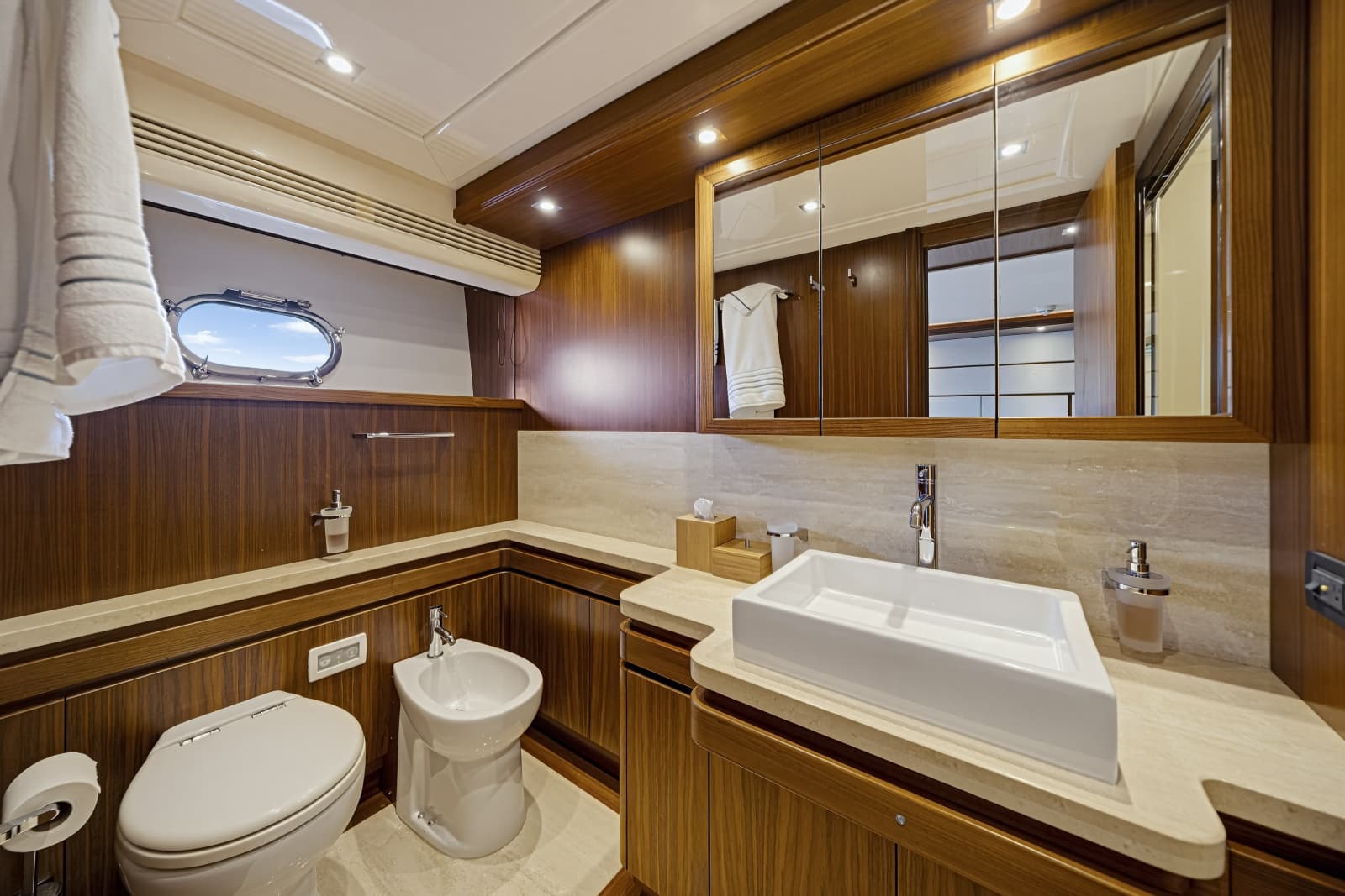 2016 Ferretti Yachts Custom Line - Photo 37