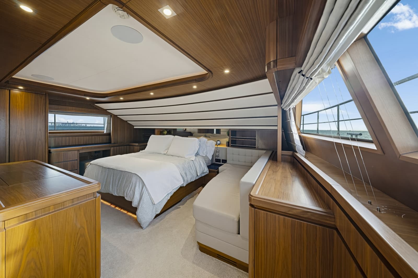 2016 Ferretti Yachts Custom Line - Photo 39