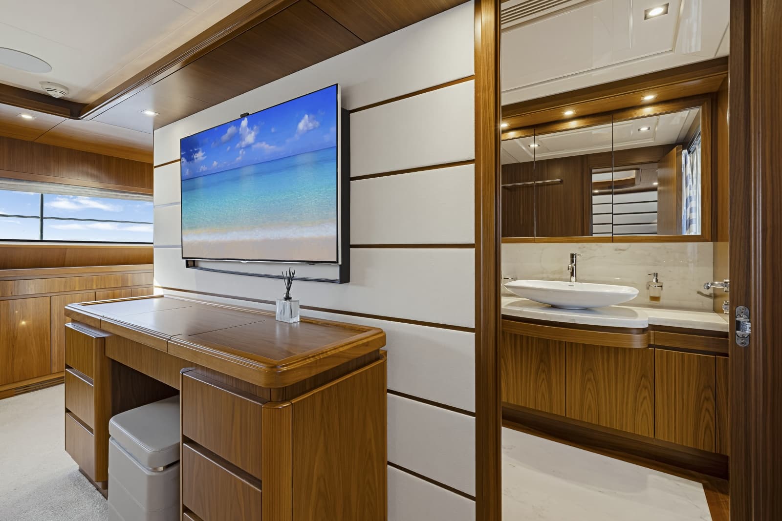 2016 Ferretti Yachts Custom Line - Photo 42