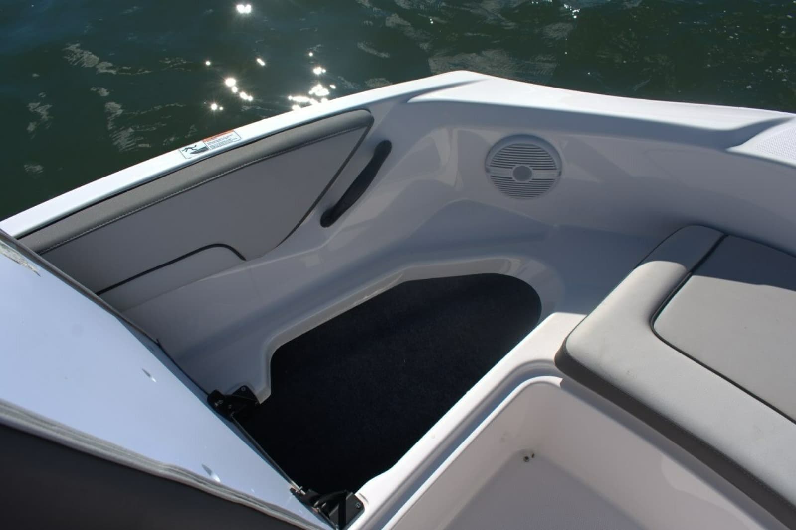 2025 Yamaha Boats AR190 - Photo 8