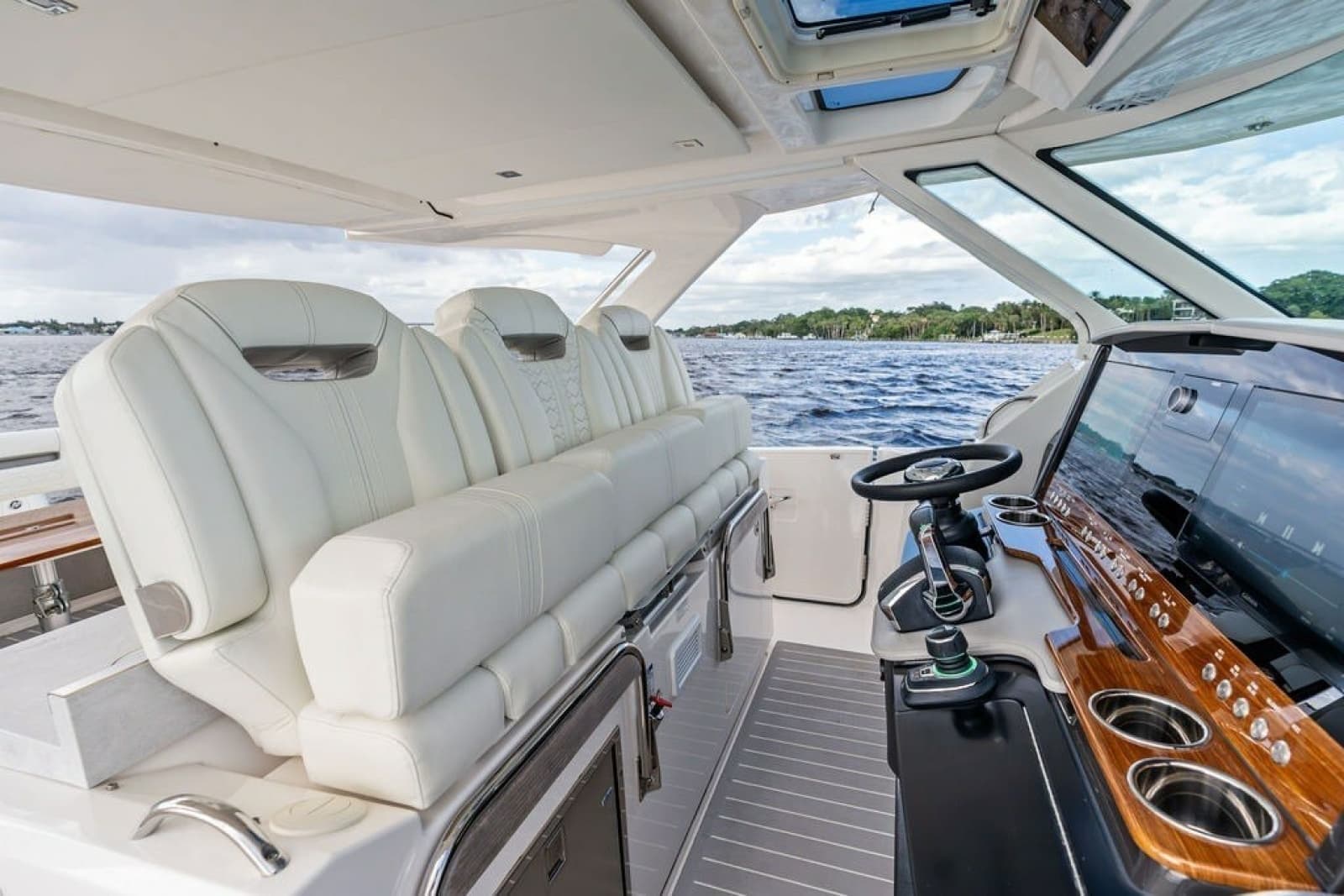 2024 Tiara Yachts 38 LS - Photo 44