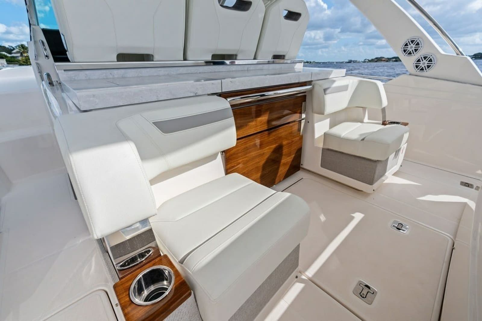 2024 Tiara Yachts 38 LS - Photo 35