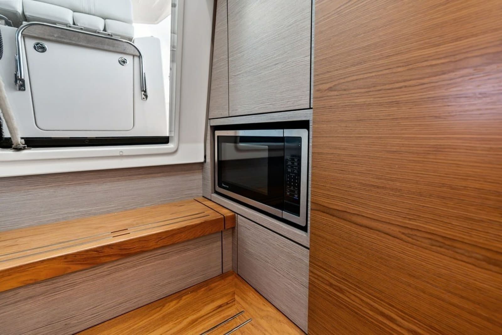 2024 Tiara Yachts 38 LS - Photo 56