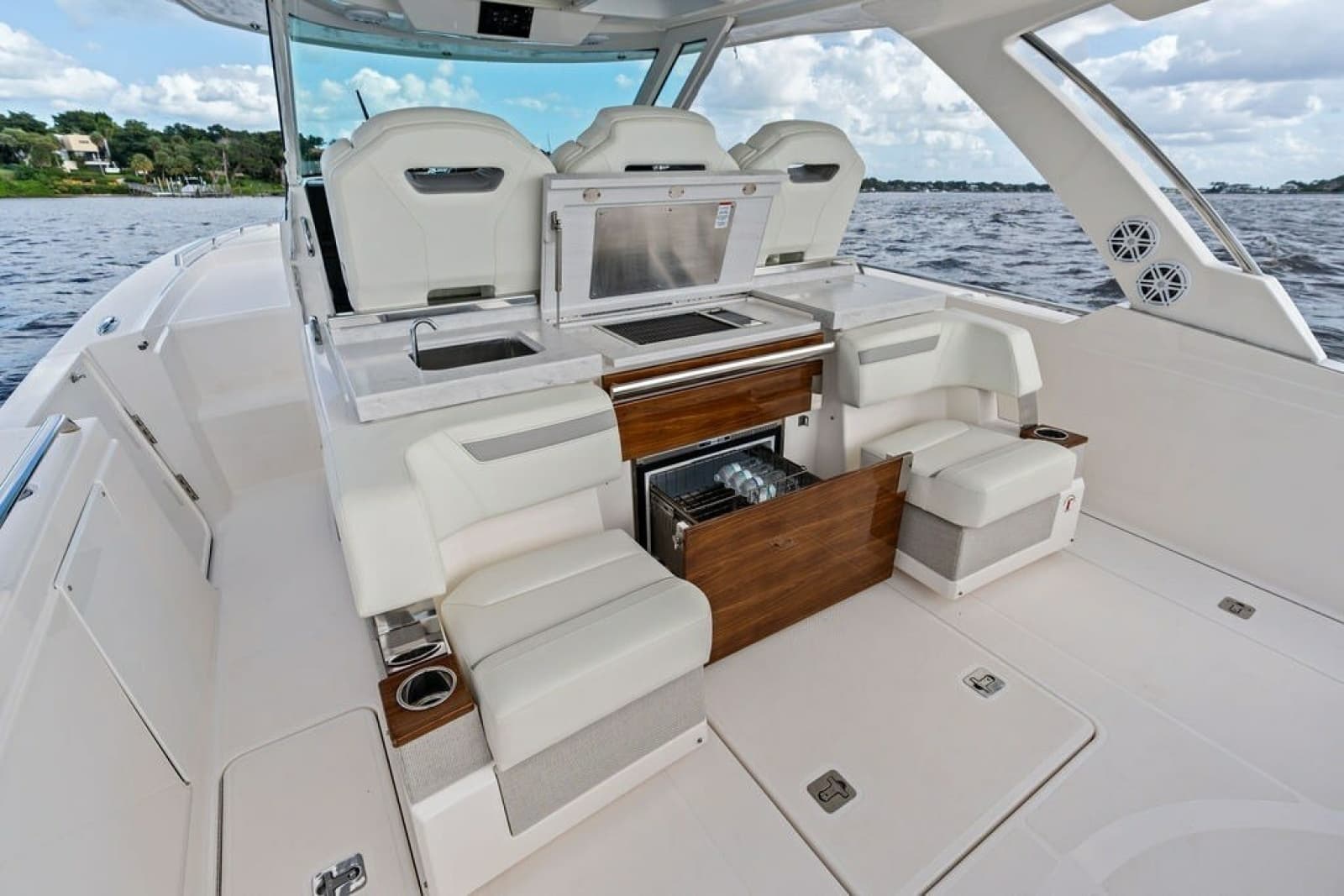 2024 Tiara Yachts 38 LS - Photo 41