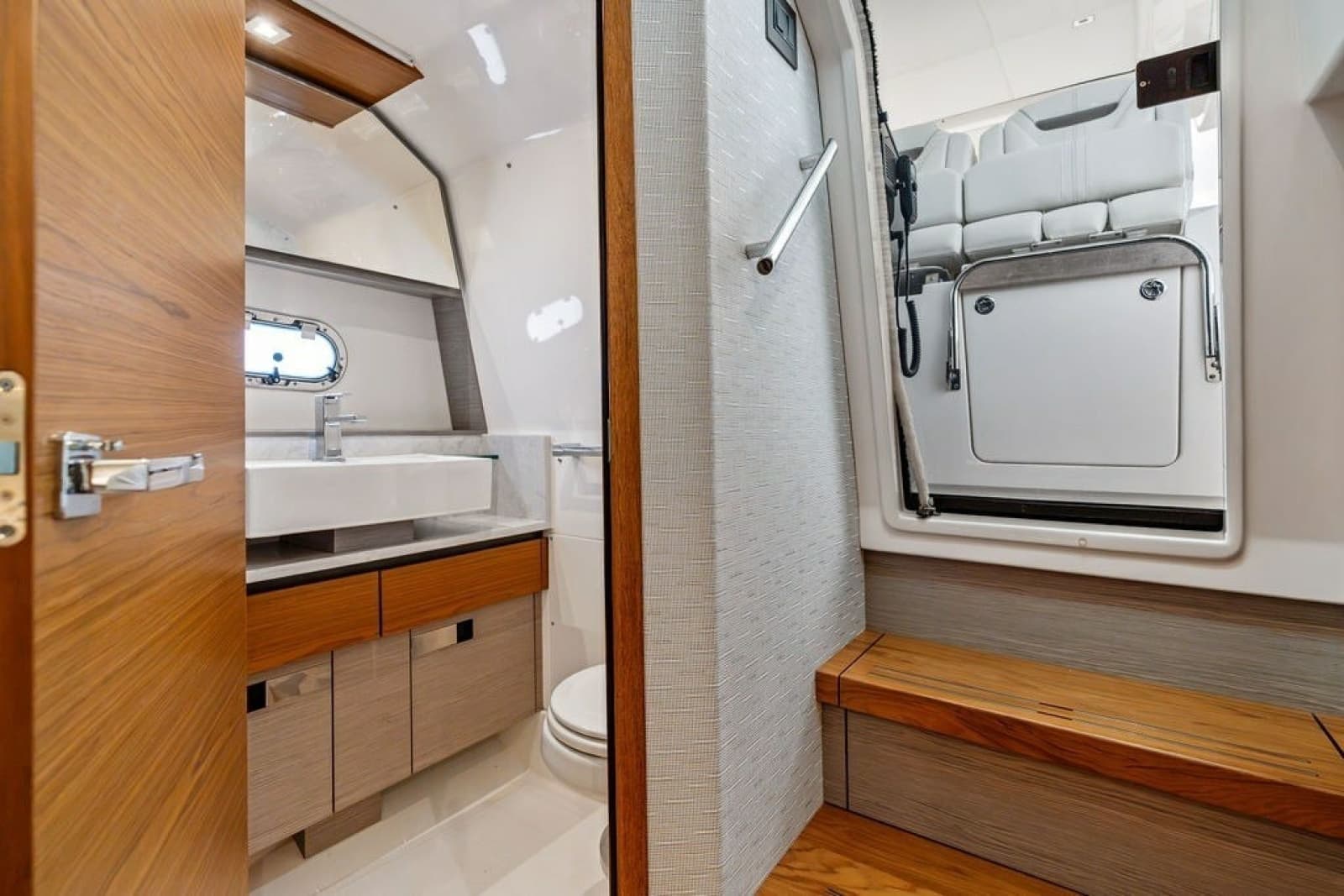 2024 Tiara Yachts 38 LS - Photo 54