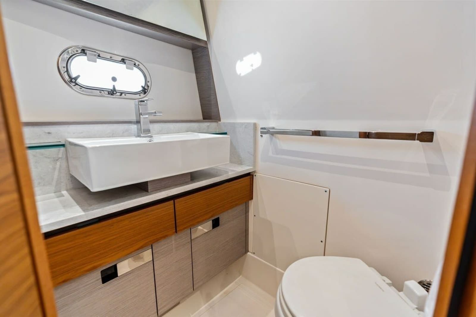 2024 Tiara Yachts 38 LS - Photo 55
