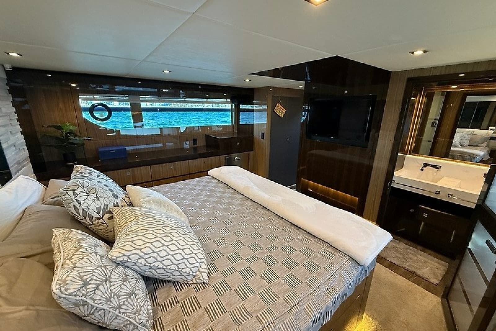 2023 Cruisers Yachts 60 Fly - Photo 26