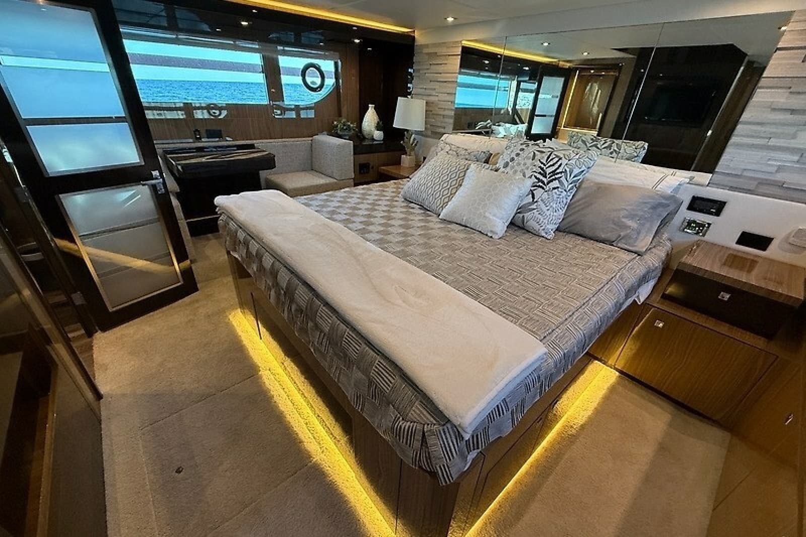 2023 Cruisers Yachts 60 Fly - Photo 24