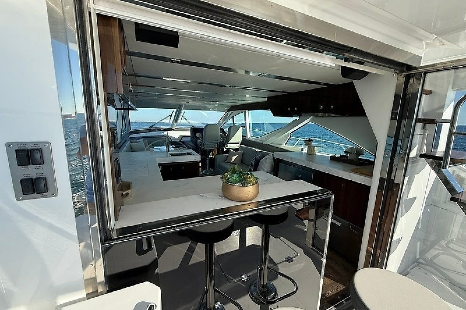2023 Cruisers Yachts 60 Fly - Photo 8