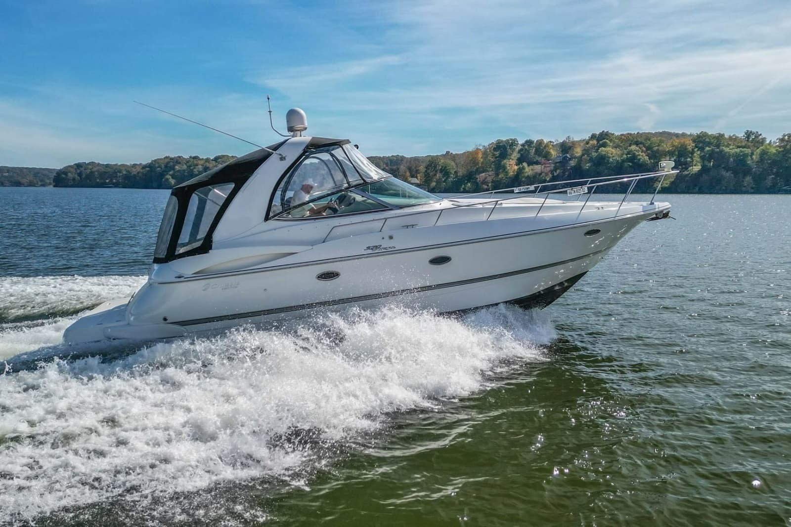 2005 Cruisers Yachts 370 Express - Photo 2