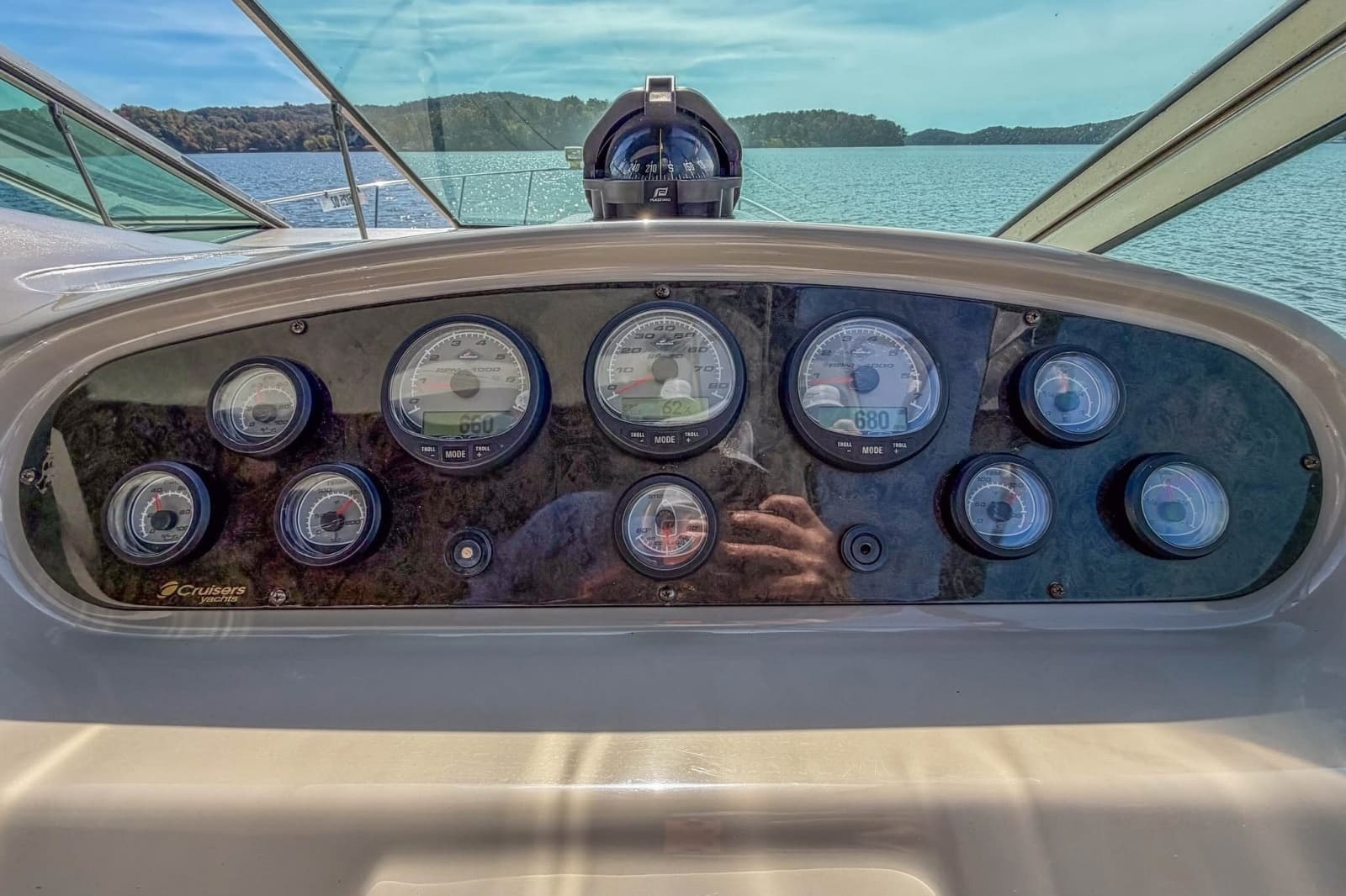 2005 Cruisers Yachts 370 Express - Photo 23