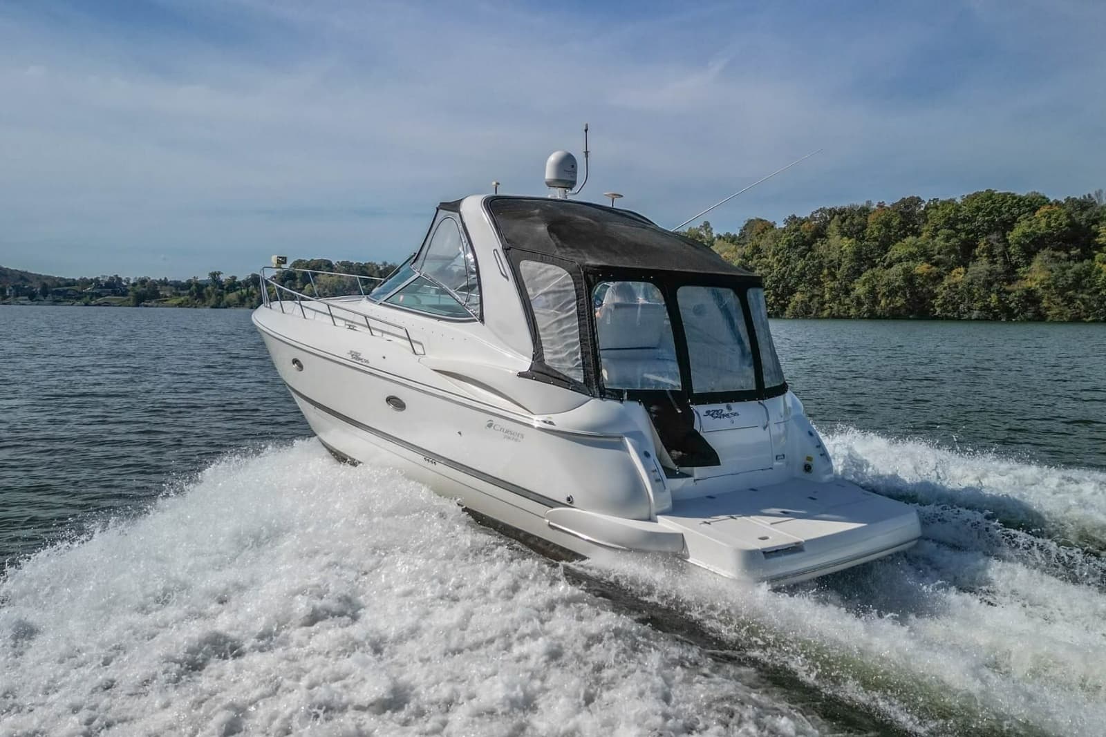 2005 Cruisers Yachts 370 Express - Photo 1