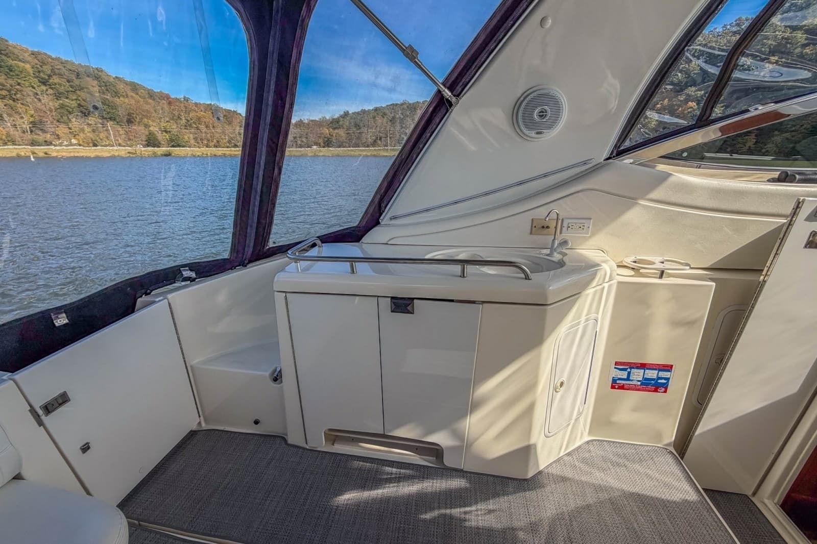 2005 Cruisers Yachts 370 Express - Photo 19