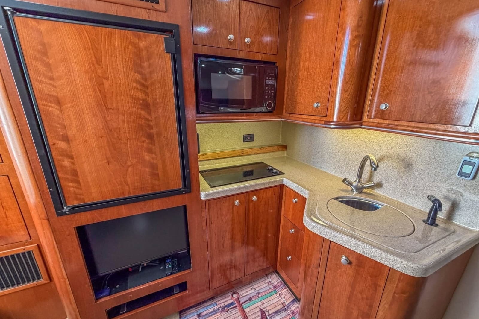 2005 Cruisers Yachts 370 Express - Photo 11