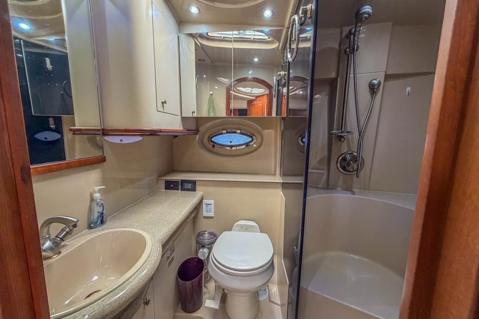 2005 Cruisers Yachts 370 Express - Photo 14