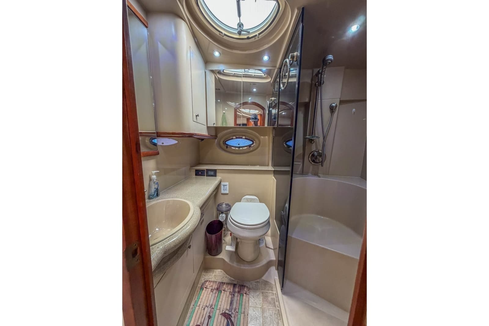 2005 Cruisers Yachts 370 Express - Photo 13