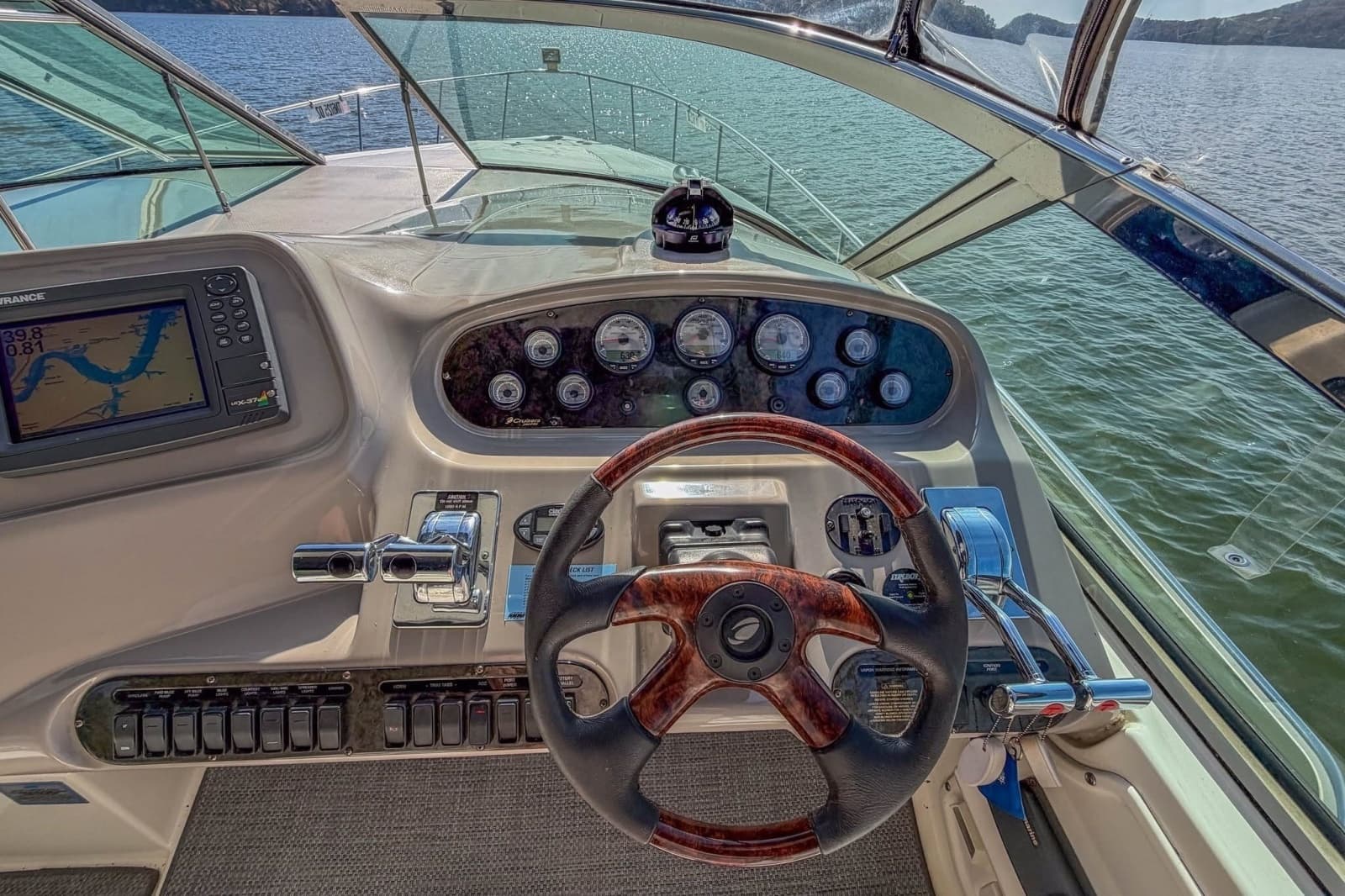 2005 Cruisers Yachts 370 Express - Photo 22