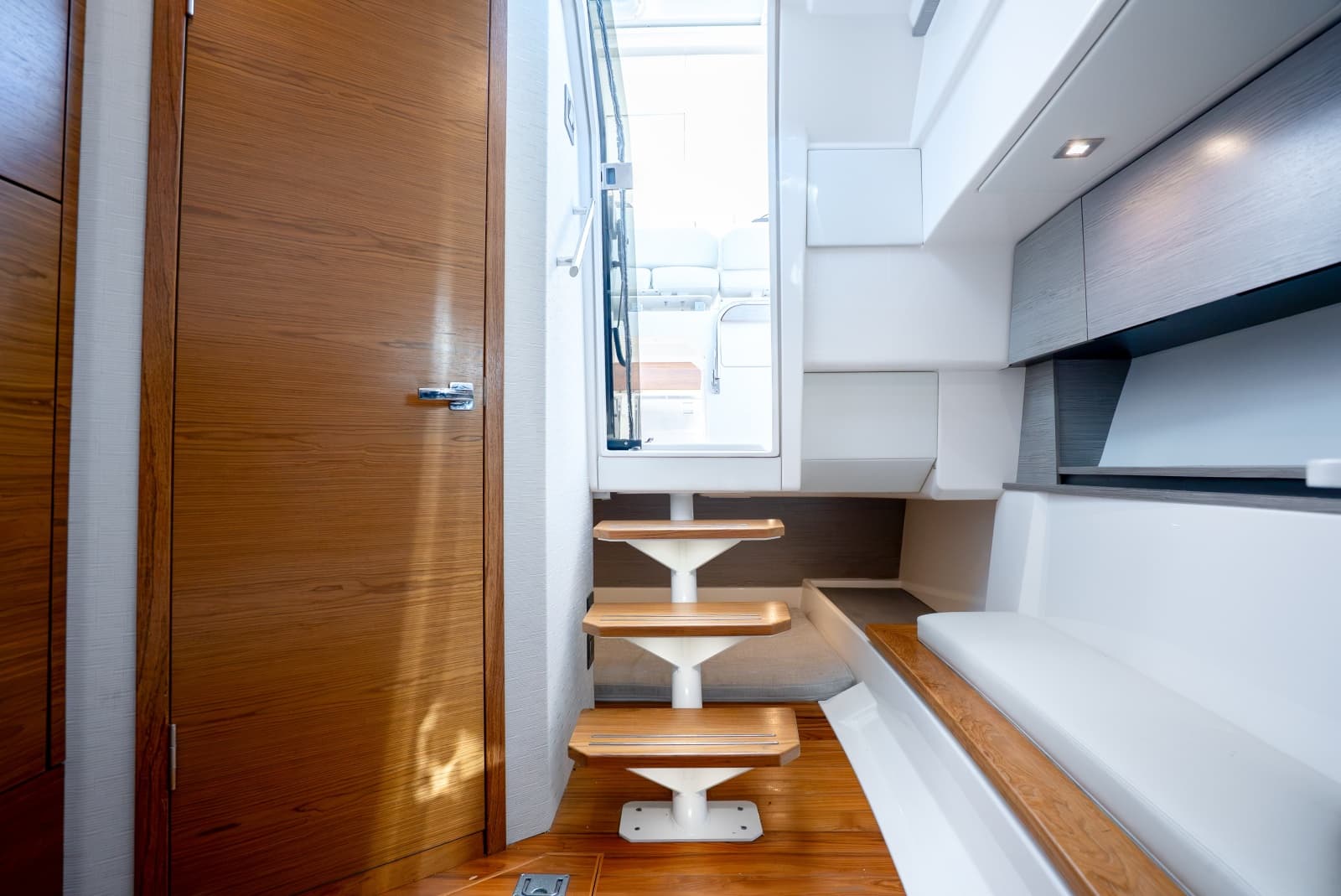 2023 Tiara Yachts 43 LS - Photo 38