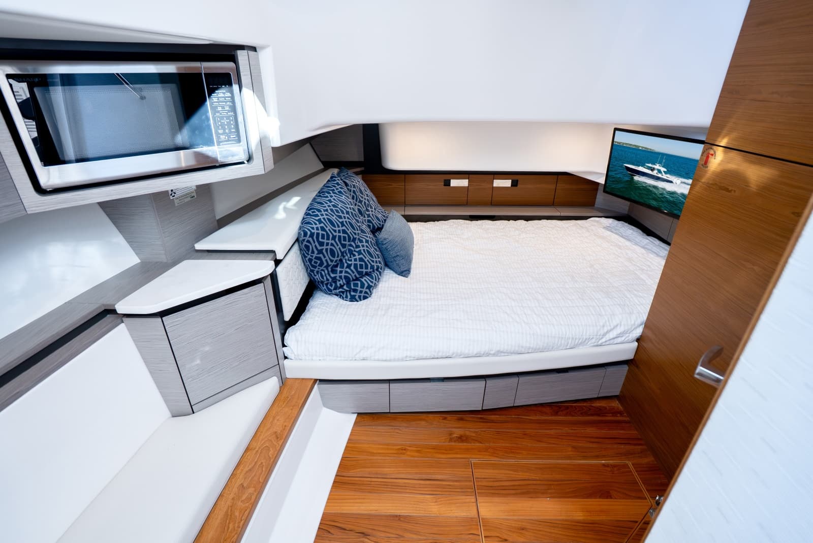 2023 Tiara Yachts 43 LS - Photo 40
