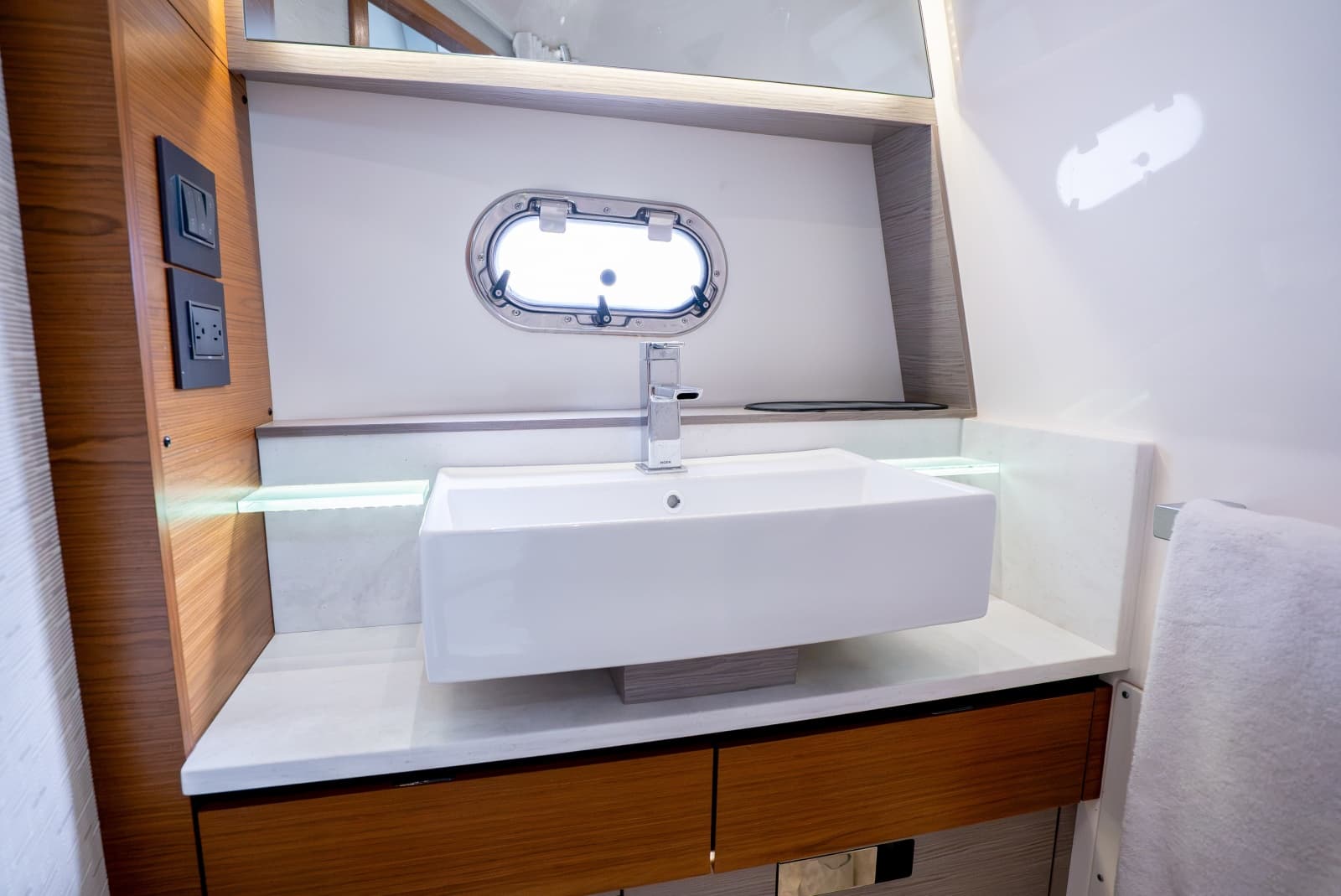 2023 Tiara Yachts 43 LS - Photo 43