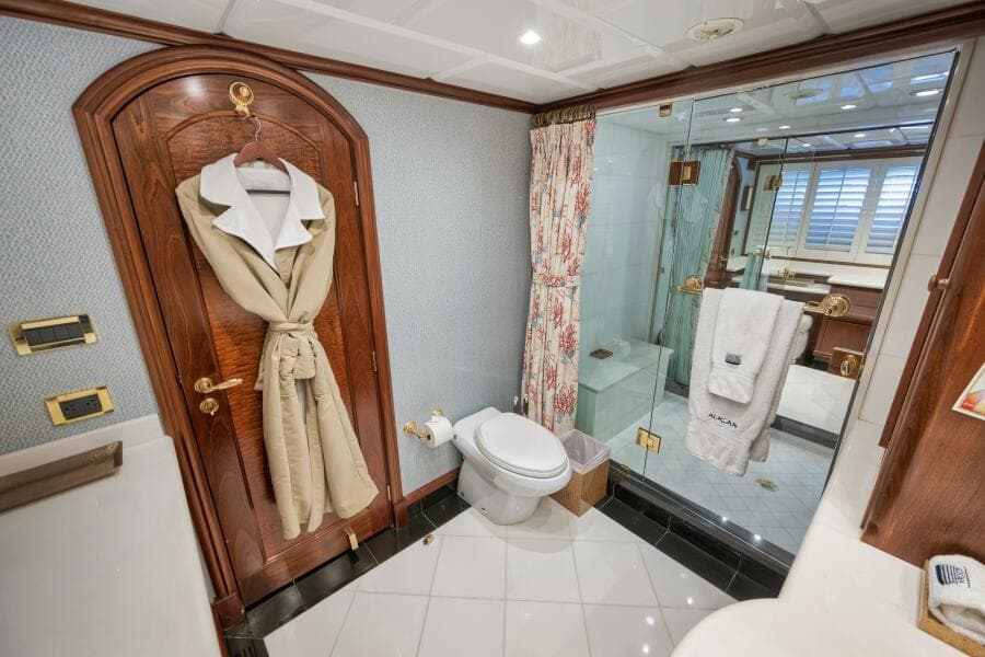 2002 Sovereign Raised Pilothouse - Photo 46