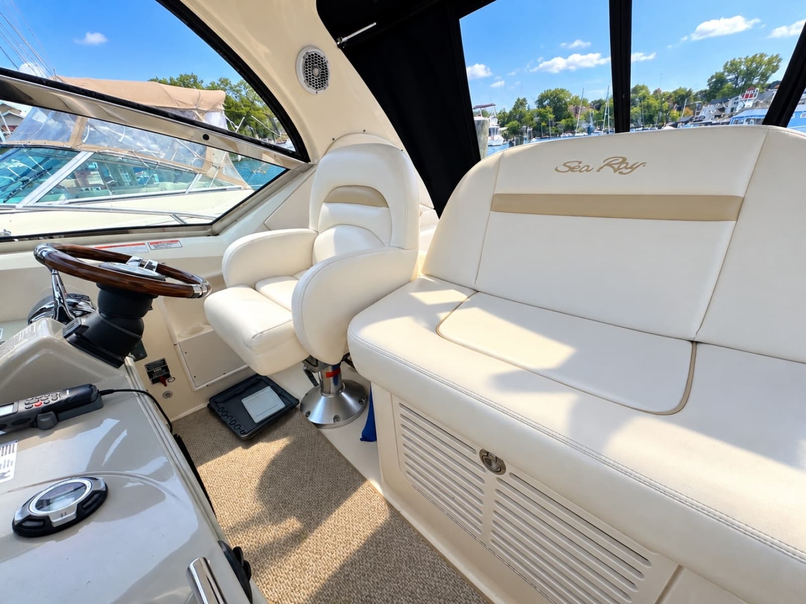 2010 Sea Ray 390 Sundancer - Photo 19