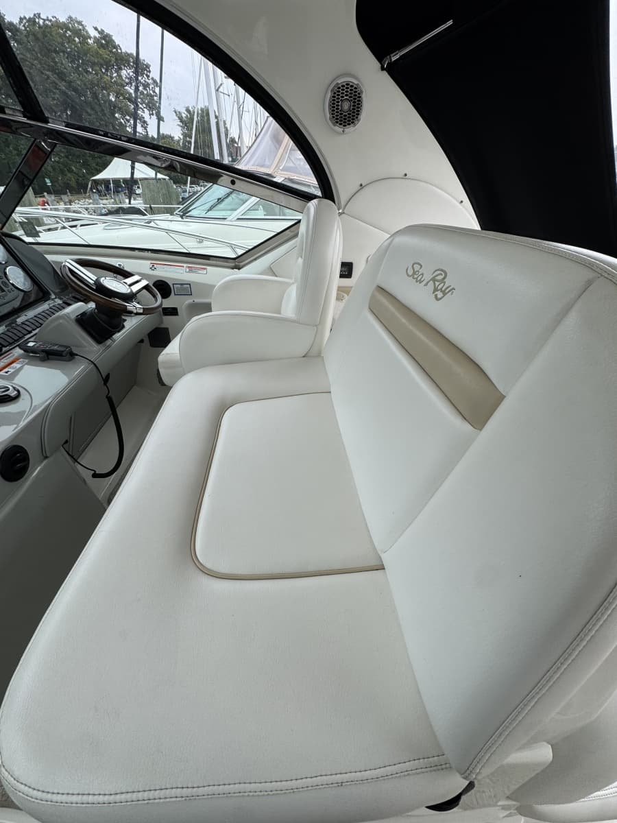 2010 Sea Ray 390 Sundancer - Photo 21