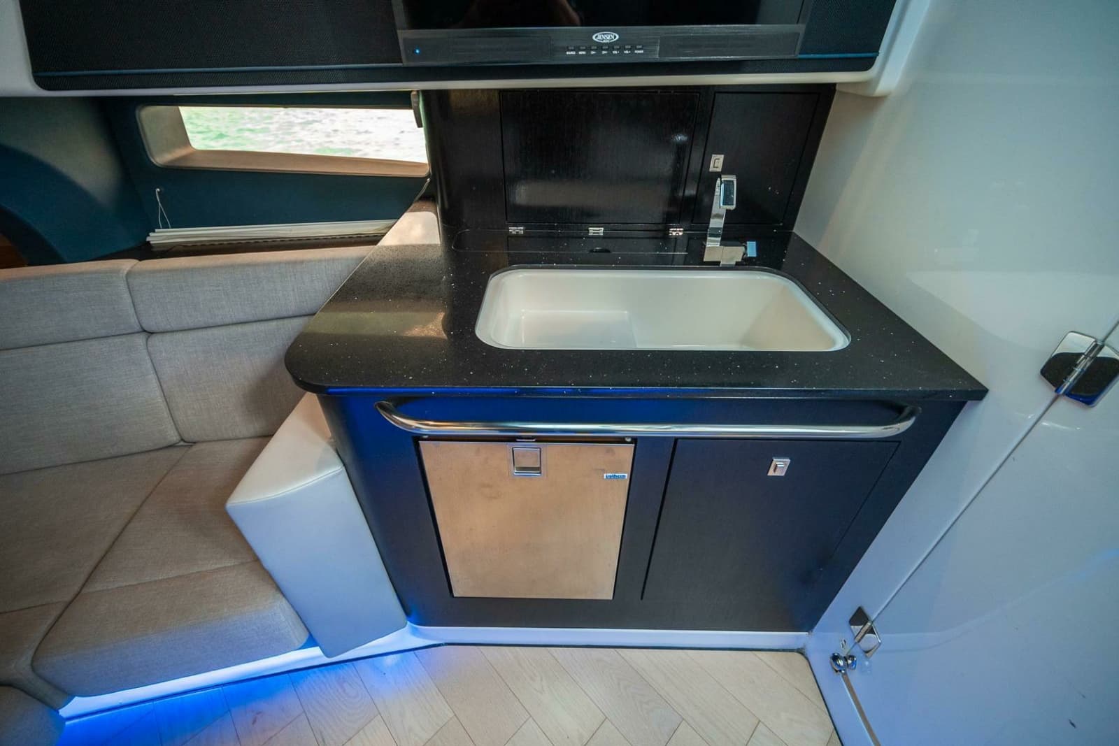 2023 Boston Whaler 420 Outrage - Photo 26