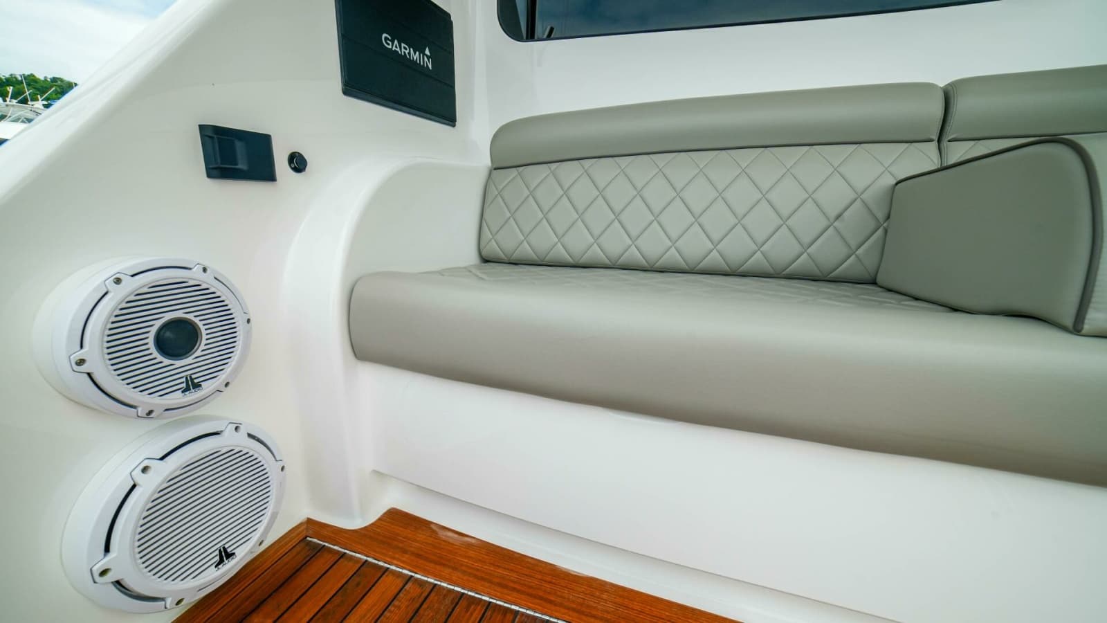 2023 Viking 72 Convertible - Photo 10
