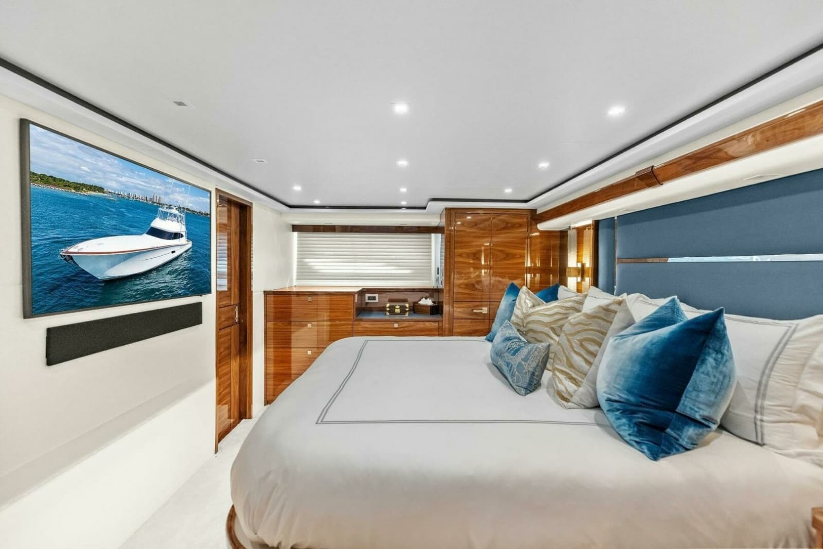 2026 Viking 82 Convertible - Photo 85
