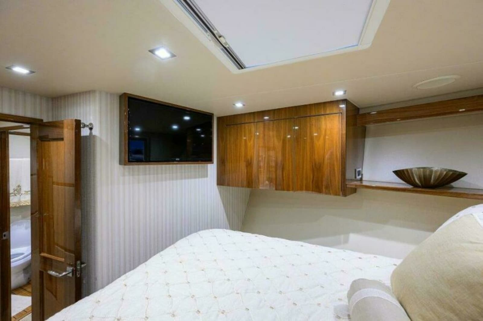 2020 Viking 72 Convertible - Photo 18