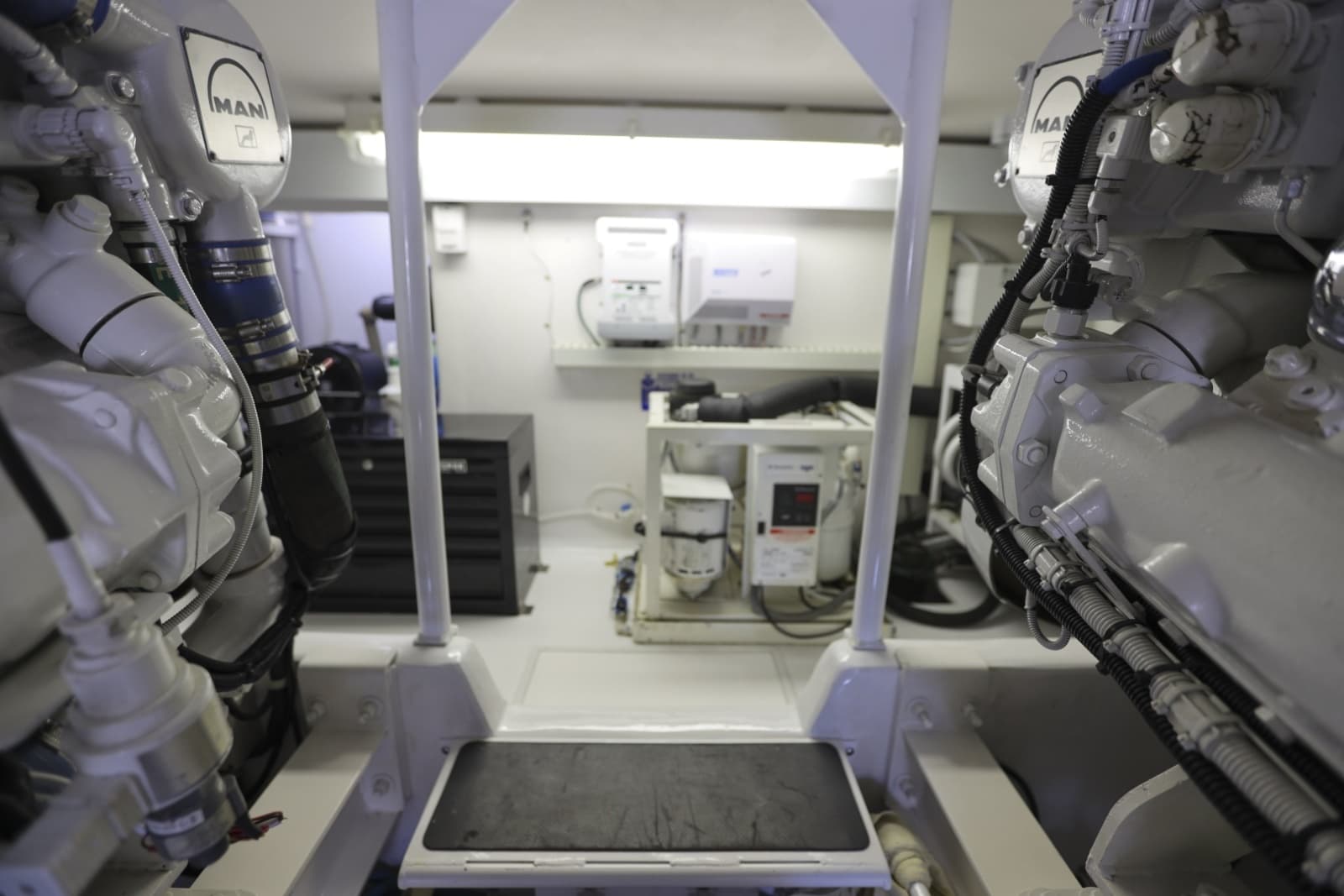 2001 Viking 50 Convertible - Photo 29