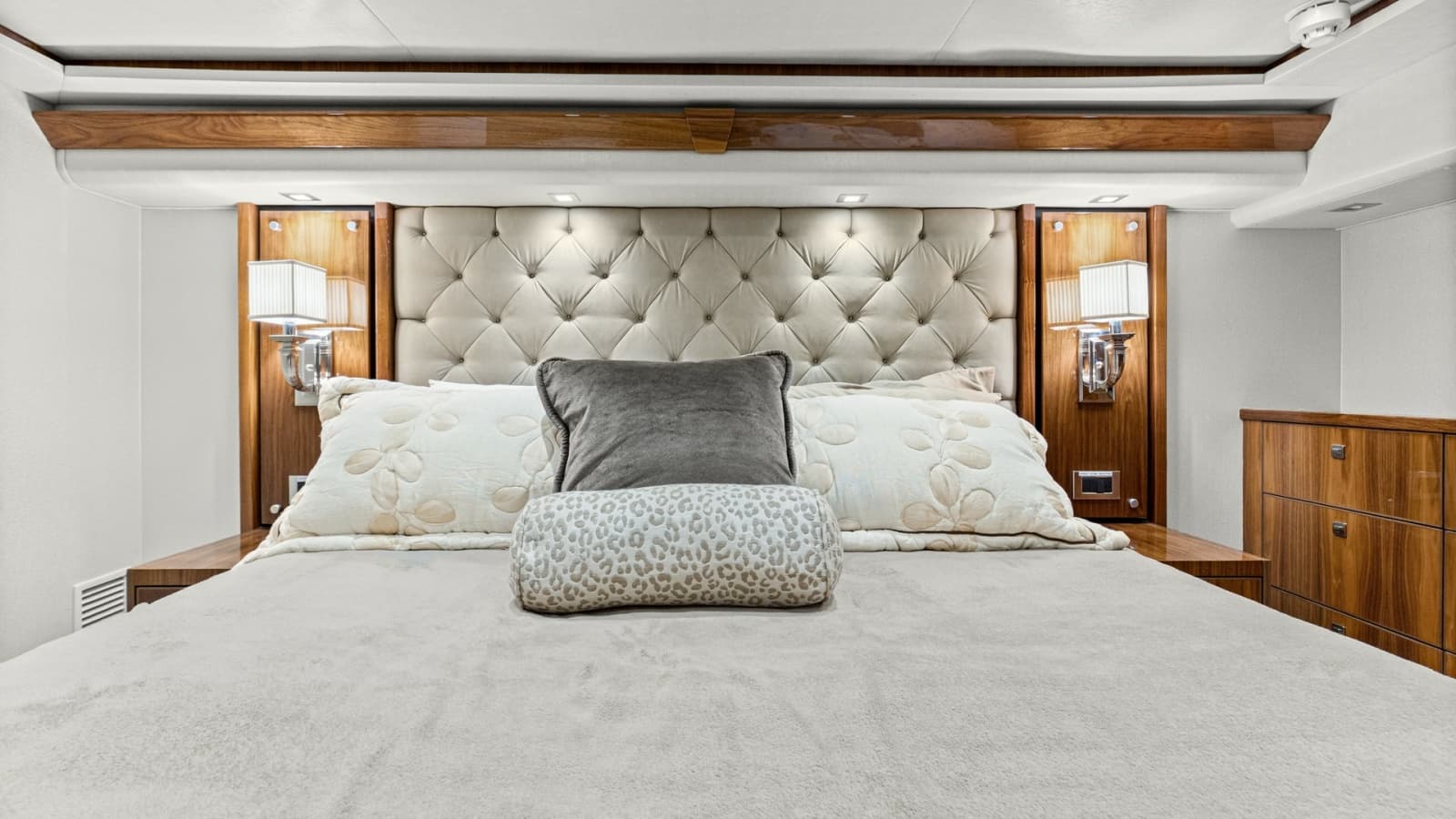 2017 Viking 72 Enclosed Bridge - Photo 32