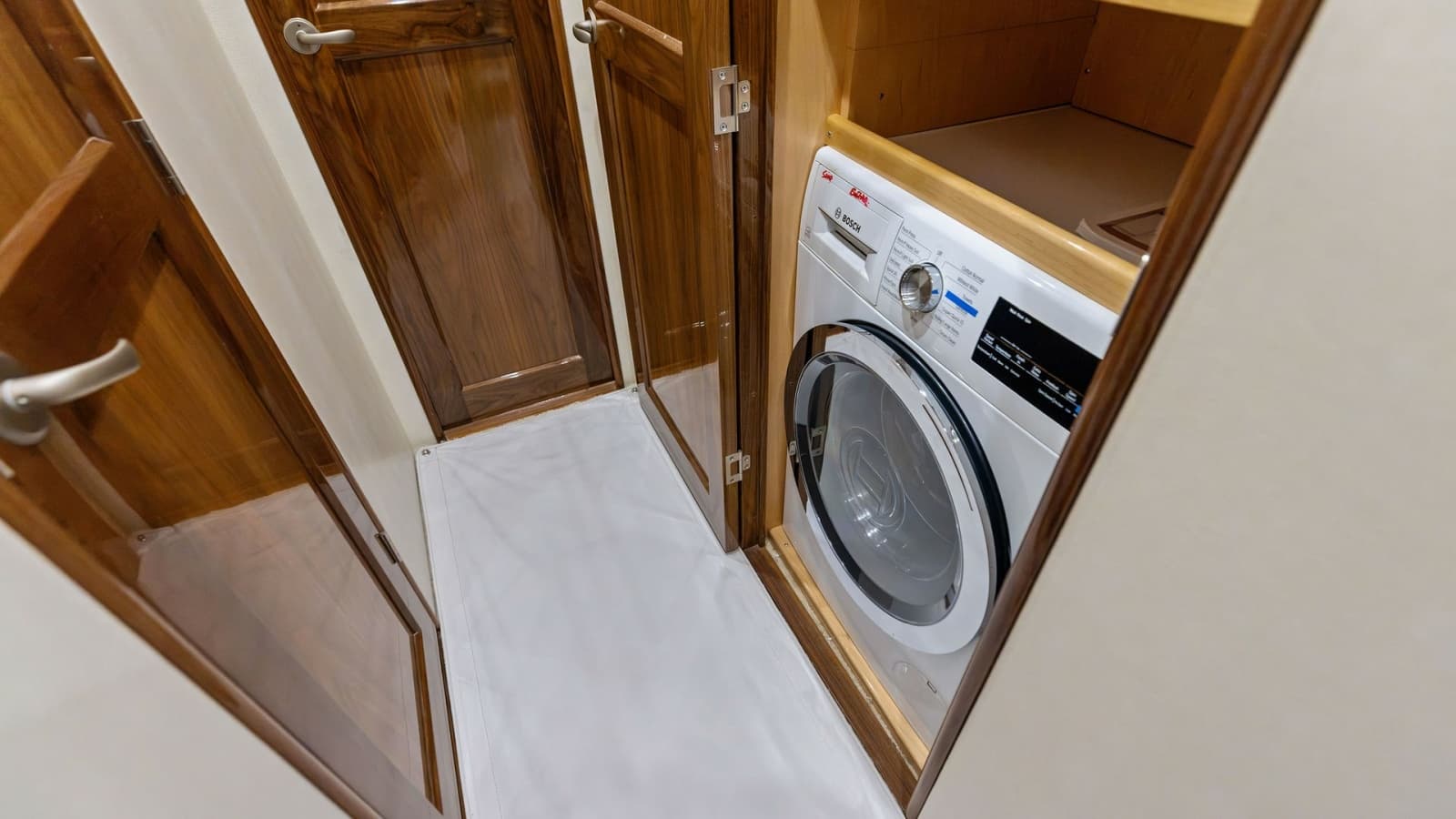 2018 Viking 62 Enclosed Bridge - Photo 32