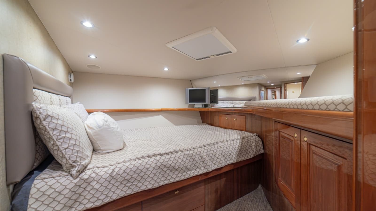 2005 Viking 61 Convertible - Photo 40