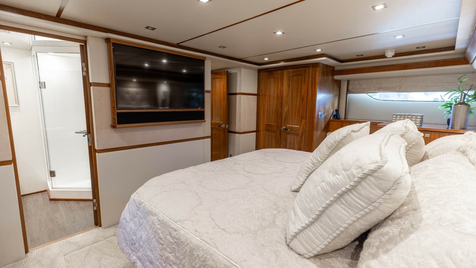 2016 Viking 80 Convertible - Photo 27