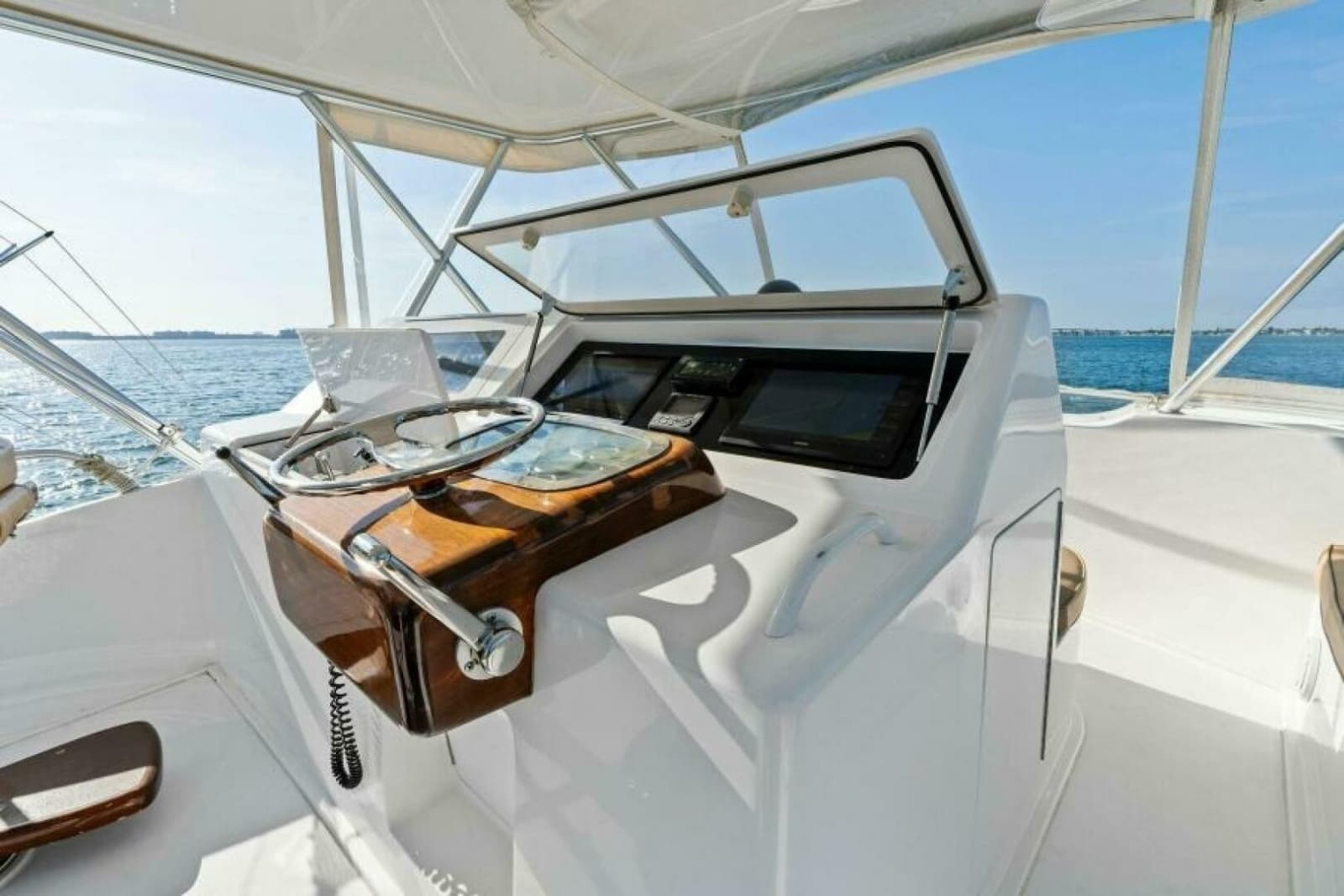 2003 Viking 48 Convertible - Photo 15
