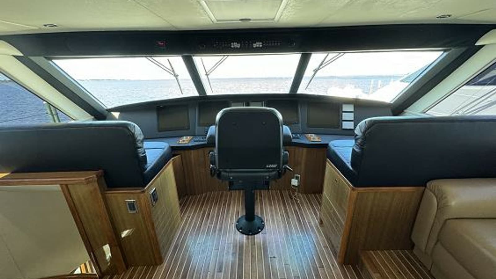 2007 Viking 74 Enclosed Bridge - Photo 2